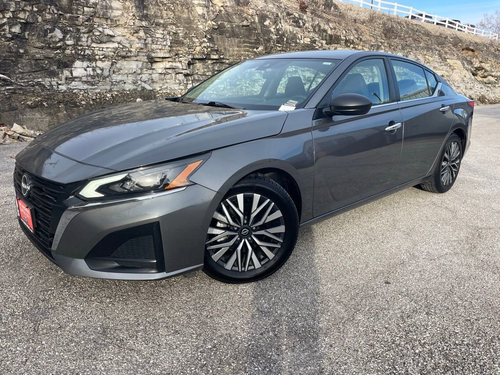 Used 2024 Nissan Altima 2.5 SV image 1