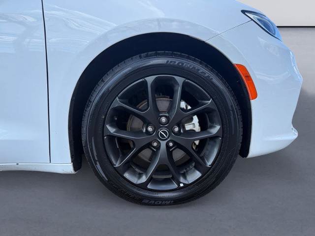 Used 2025 Chrysler Pacifica Limited FWD image 9