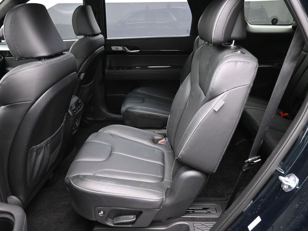 Used 2023 Hyundai Palisade Calligraphy image 2