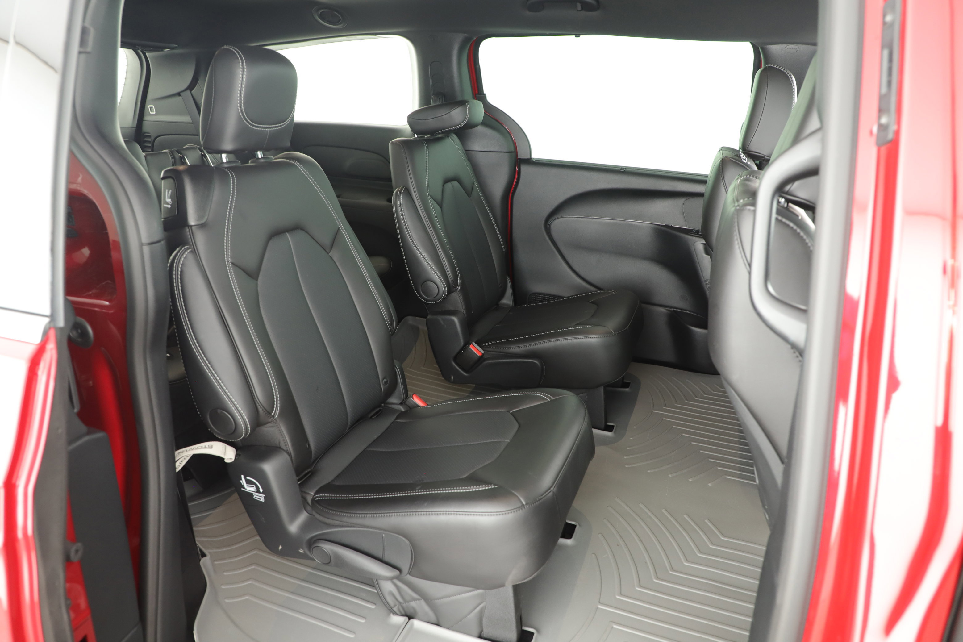 Used 2025 Chrysler Pacifica Select image 13