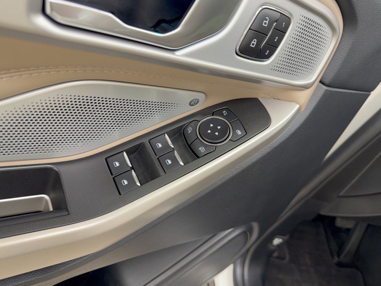 Certified 2023 Ford Explorer Limited w/ Limited Technology Package RWD image 15