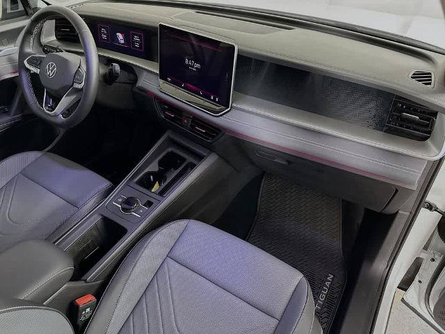 Used 2025 Volkswagen Tiguan SE w/ Panoramic Sunroof Package AWD/4WD image 31