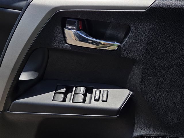 Used 2018 Toyota RAV4 XLE FWD image 16