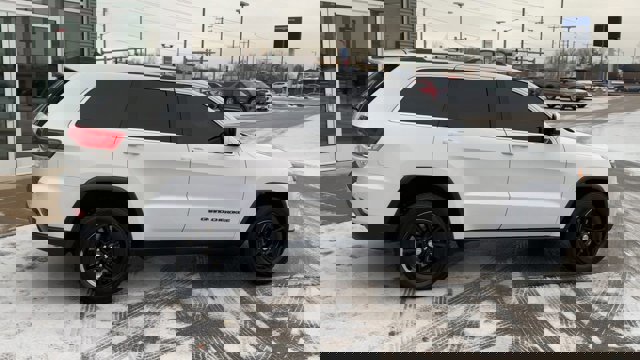 Used 2018 Jeep Grand Cherokee Laredo image 2