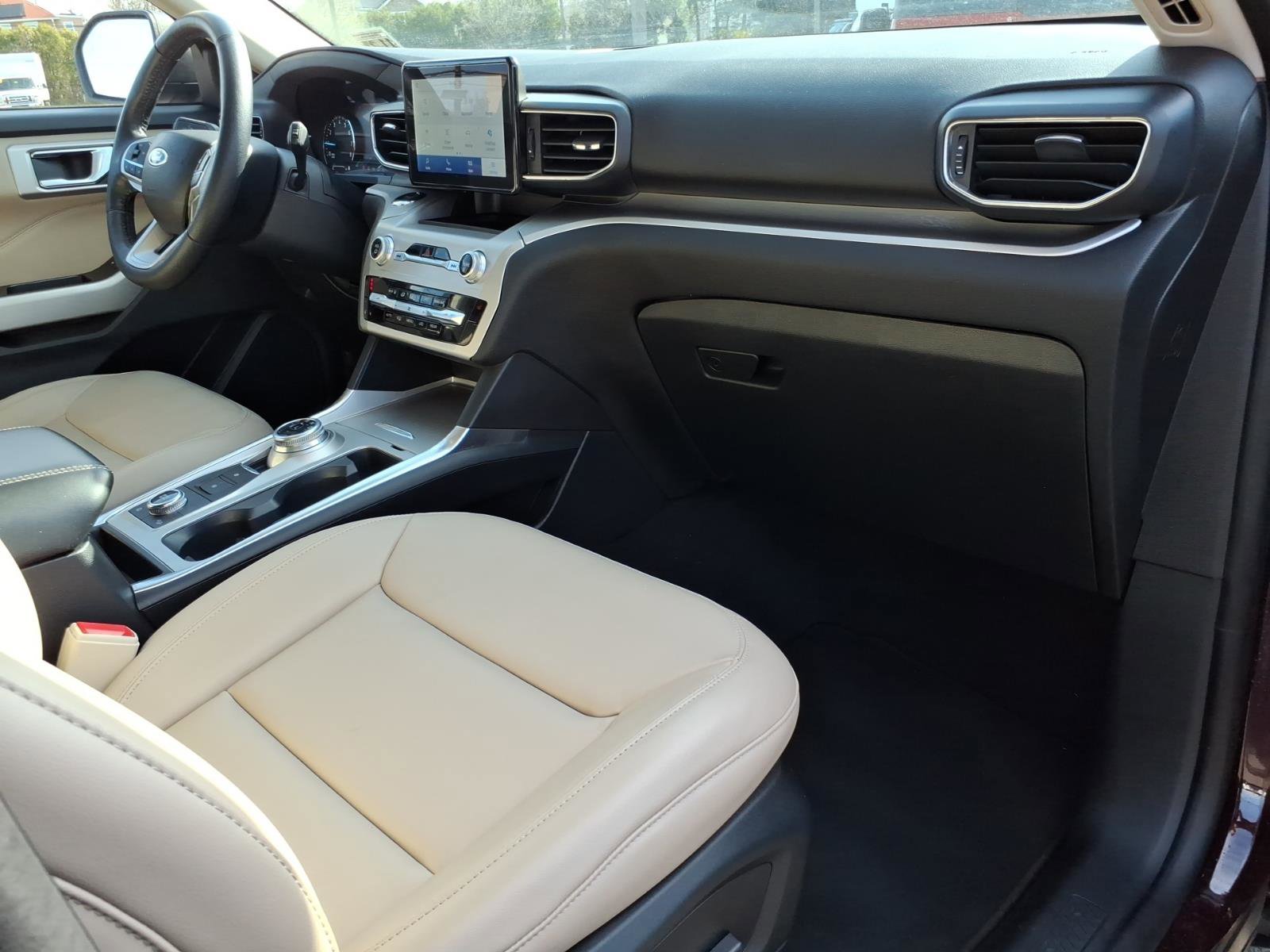 Certified 2022 Ford Explorer XLT w/ Equipment Group 202A image 9