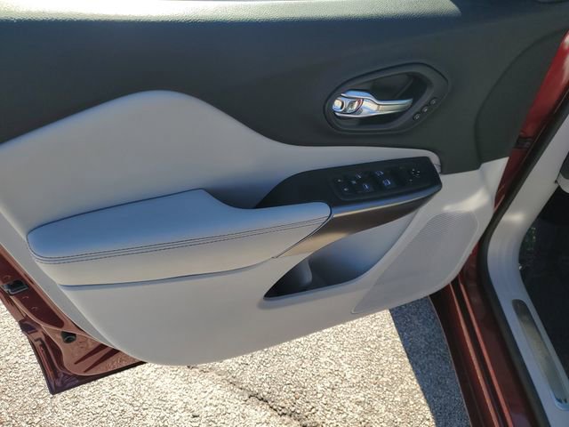 Used 2019 Jeep Cherokee Overland w/ Technology Group image 18