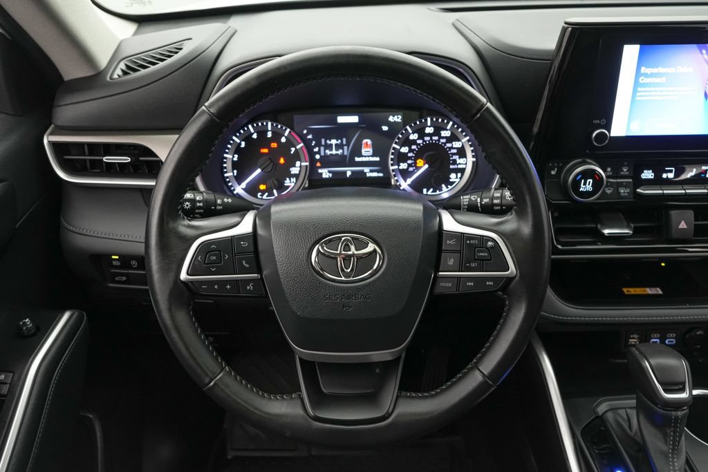 Used 2023 Toyota Highlander XLE AWD/4WD image 13