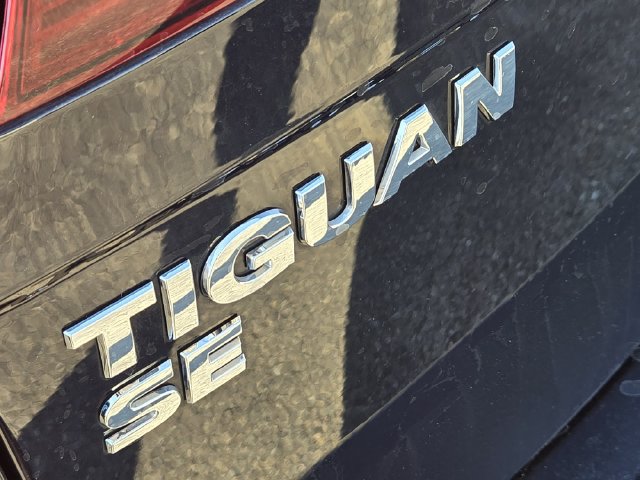 Used 2021 Volkswagen Tiguan SE w/ Panoramic Sunroof Package FWD image 12