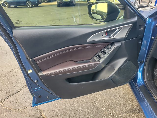 Used 2018 MAZDA MAZDA3 Touring FWD image 16