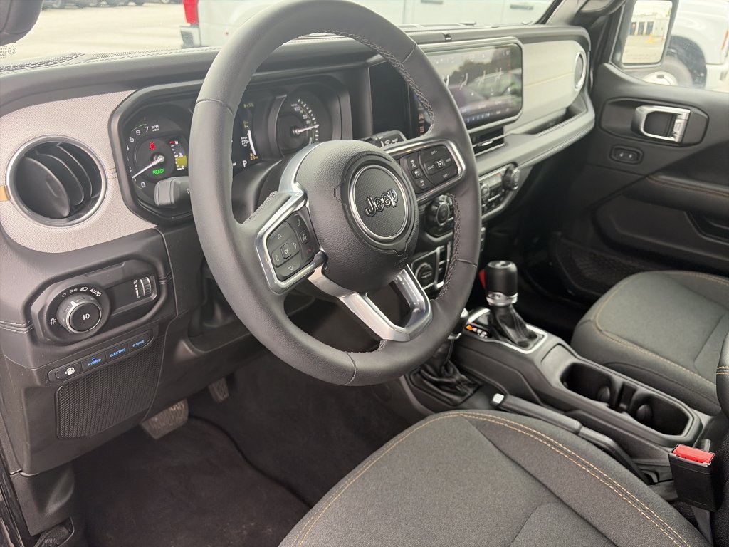 Used 2025 Jeep Wrangler Unlimited Sahara w/ Safety Group AWD/4WD image 11