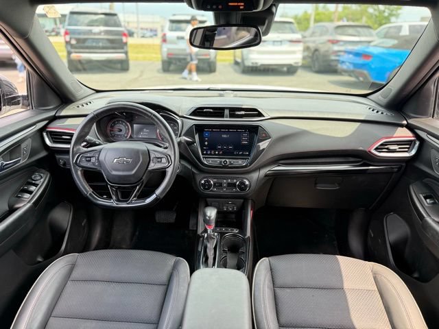 Used 2022 Chevrolet TrailBlazer RS w/ Technology Package FWD image 2