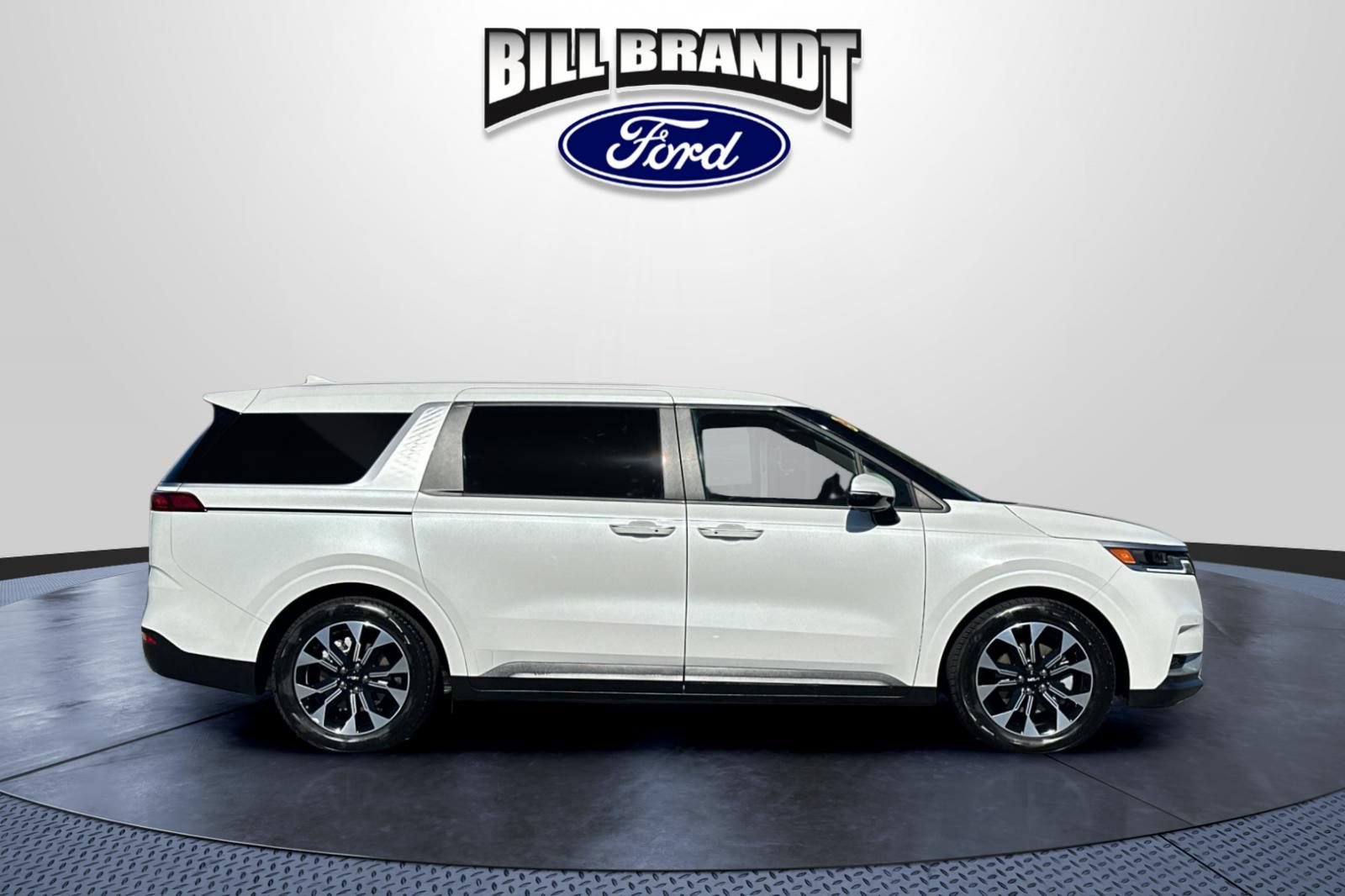 Used 2024 Kia Carnival EX FWD image 2