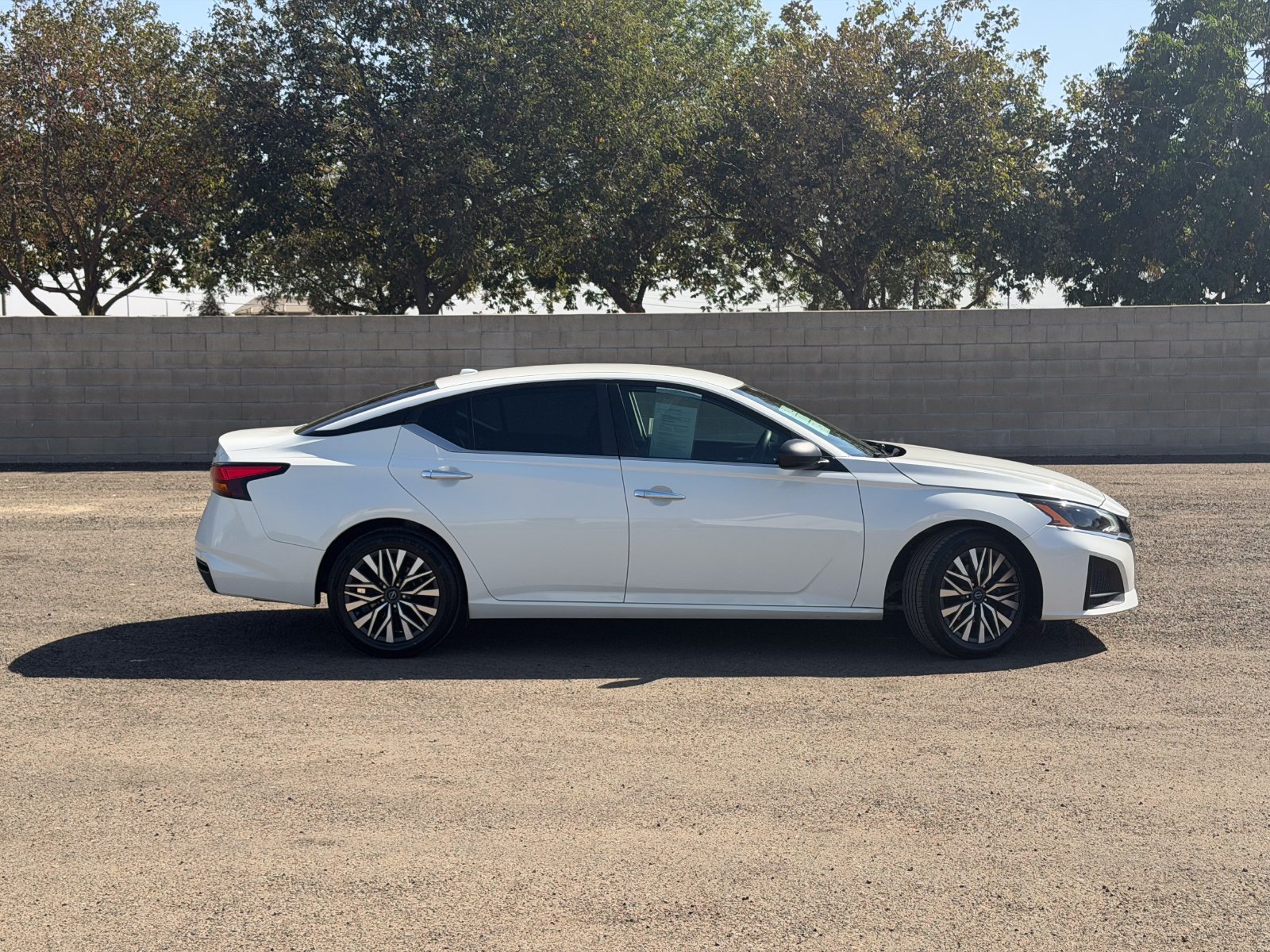 Used 2024 Nissan Altima 2.5 SV FWD image 2