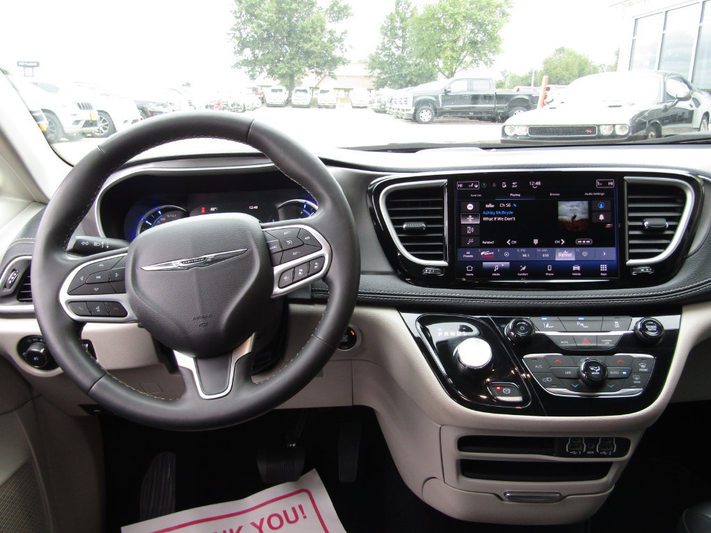 Used 2023 Chrysler Pacifica Touring-L FWD image 5