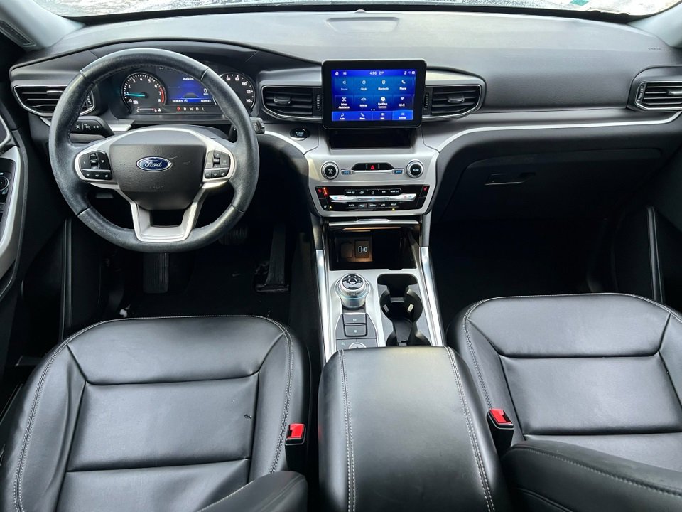 Certified 2022 Ford Explorer XLT w/ Equipment Group 202A image 3
