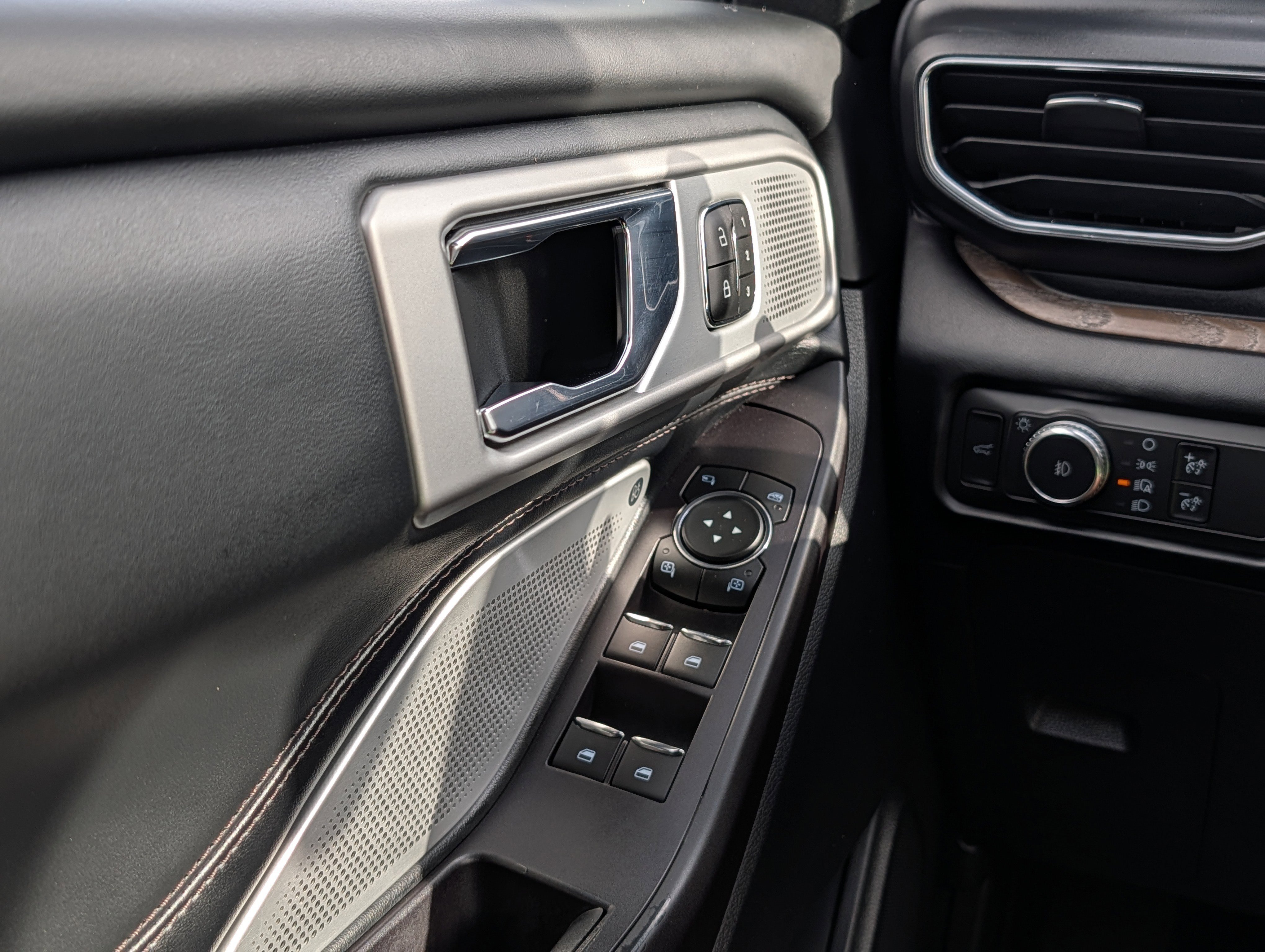 Certified 2020 Ford Explorer Platinum w/ Premium Technology Package AWD/4WD image 25