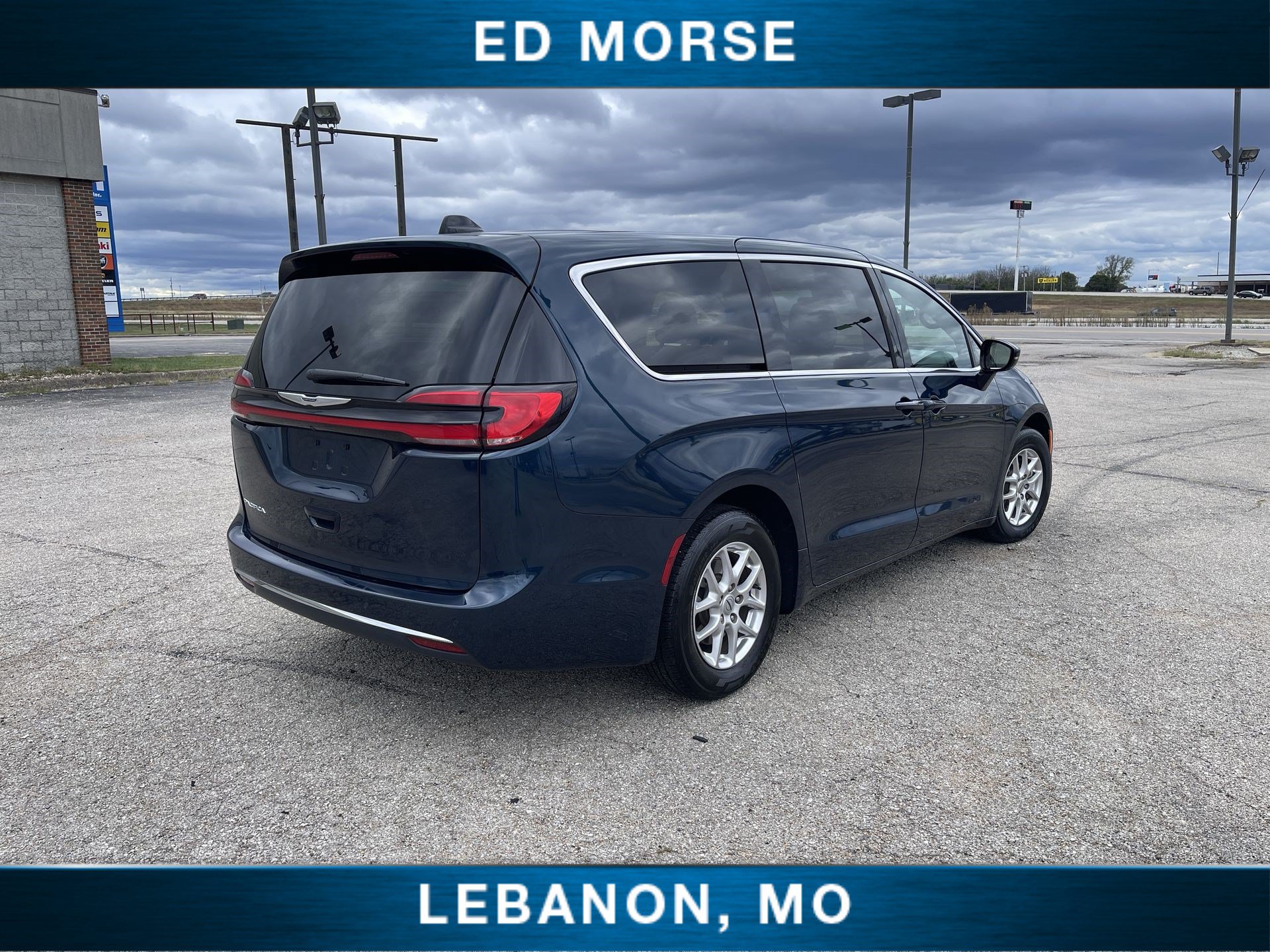 Used 2025 Chrysler Pacifica Select FWD image 8