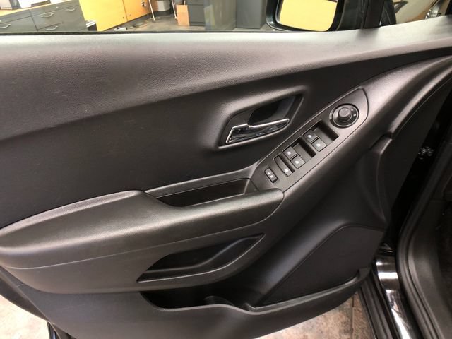Used 2022 Chevrolet Trax LT w/ LT Convenience Package AWD/4WD image 12