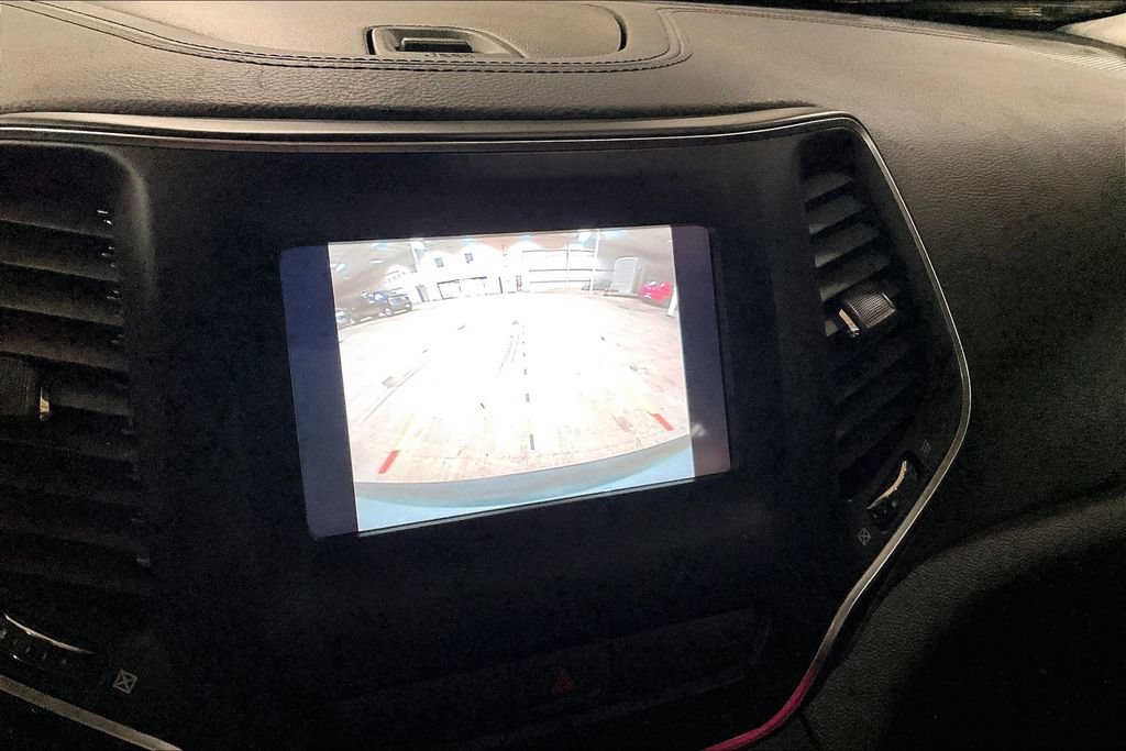 Used 2019 Jeep Cherokee Latitude Plus w/ Comfort/Convenience Group AWD/4WD image 20