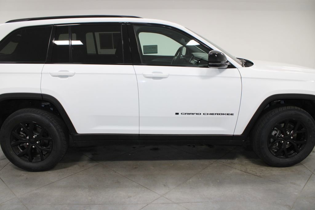 Used 2024 Jeep Grand Cherokee Altitude AWD/4WD image 12