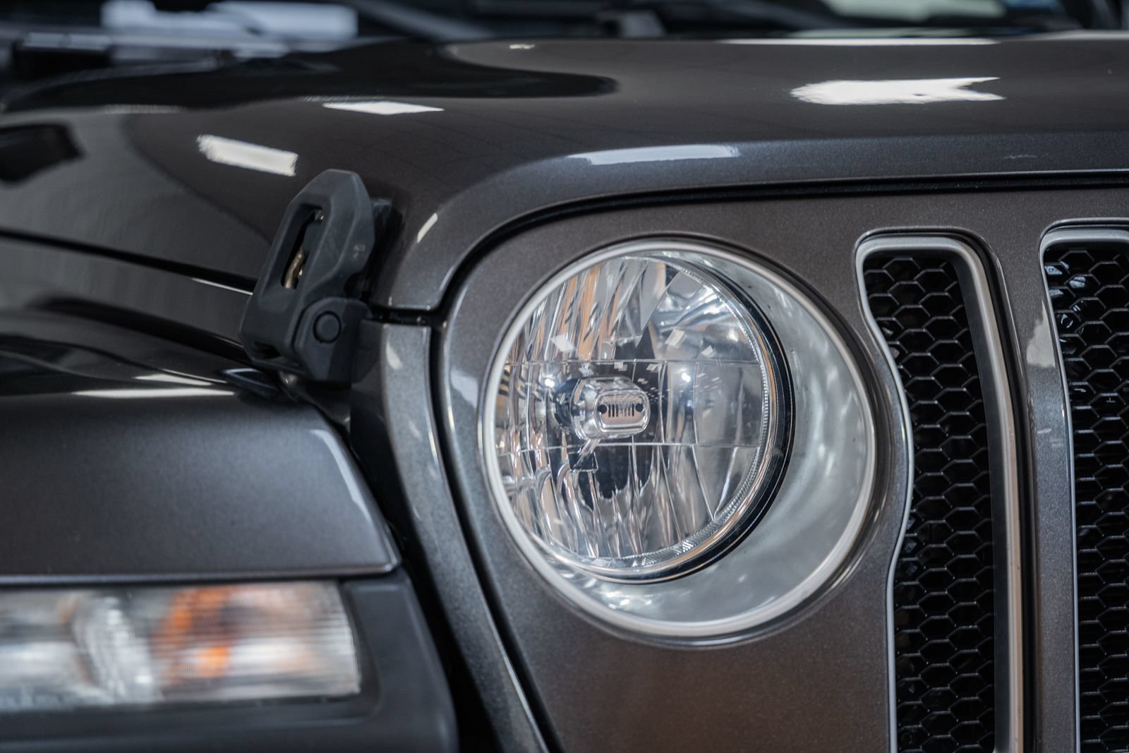 Used 2018 Jeep Wrangler Unlimited Sahara AWD/4WD image 13
