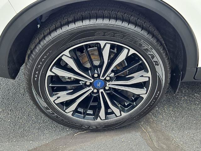 Certified 2022 Ford Escape SEL w/ SEL Stealth AWD Package image 30