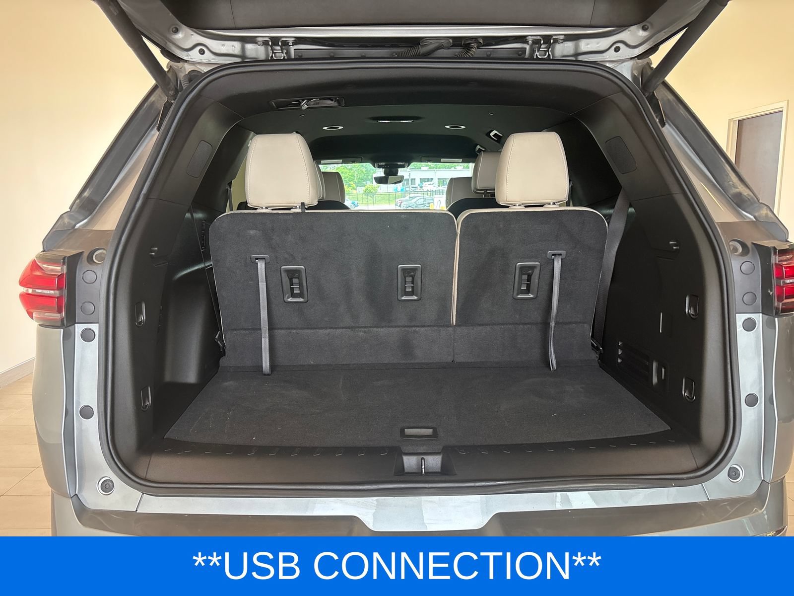 Used 2023 Chevrolet Traverse Premier FWD image 11