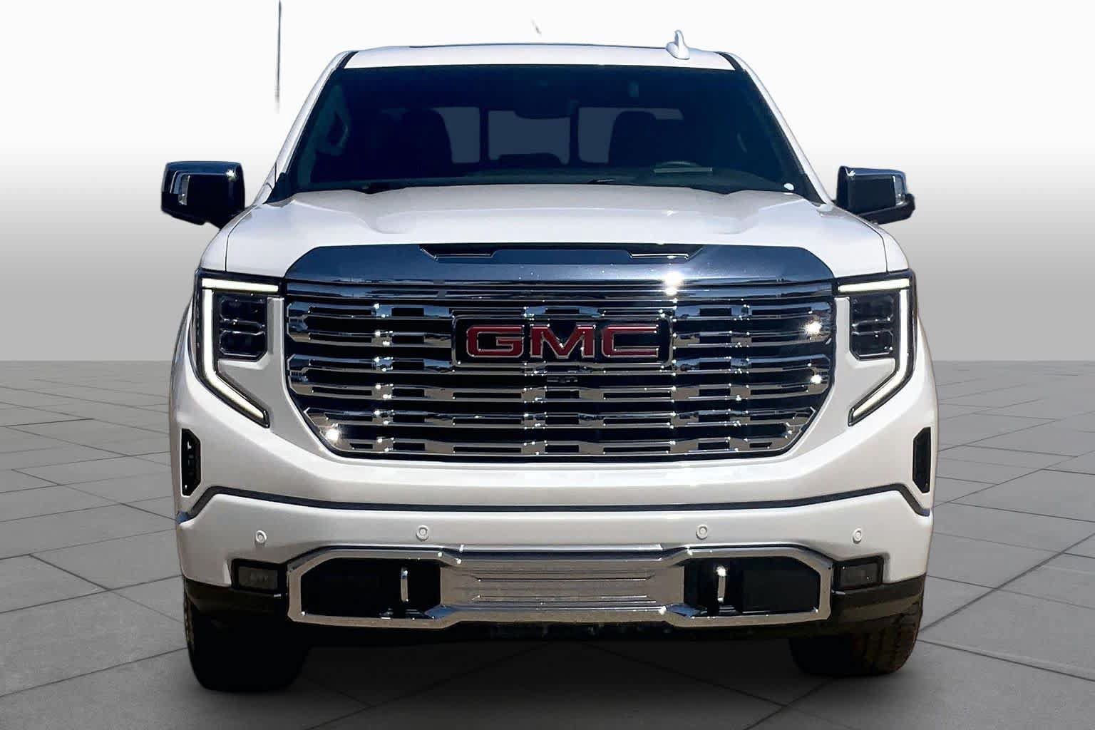 Used 2024 GMC Sierra 1500 Denali w/ Technology Package AWD/4WD image 4