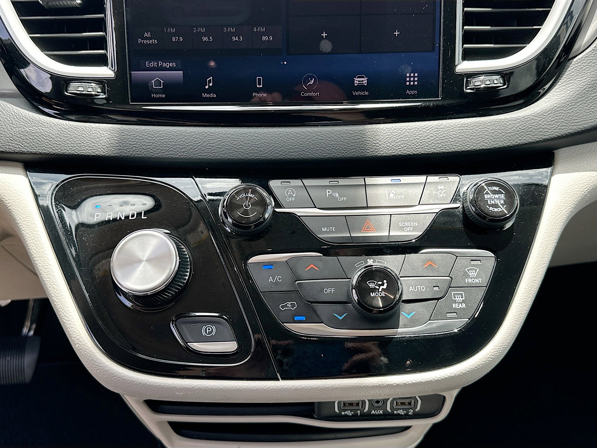 Used 2024 Chrysler Pacifica Touring-L FWD image 15