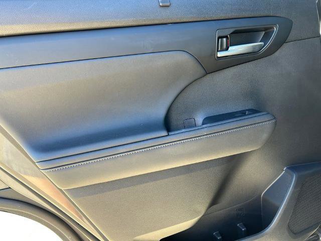 Used 2024 Toyota Highlander XLE image 30