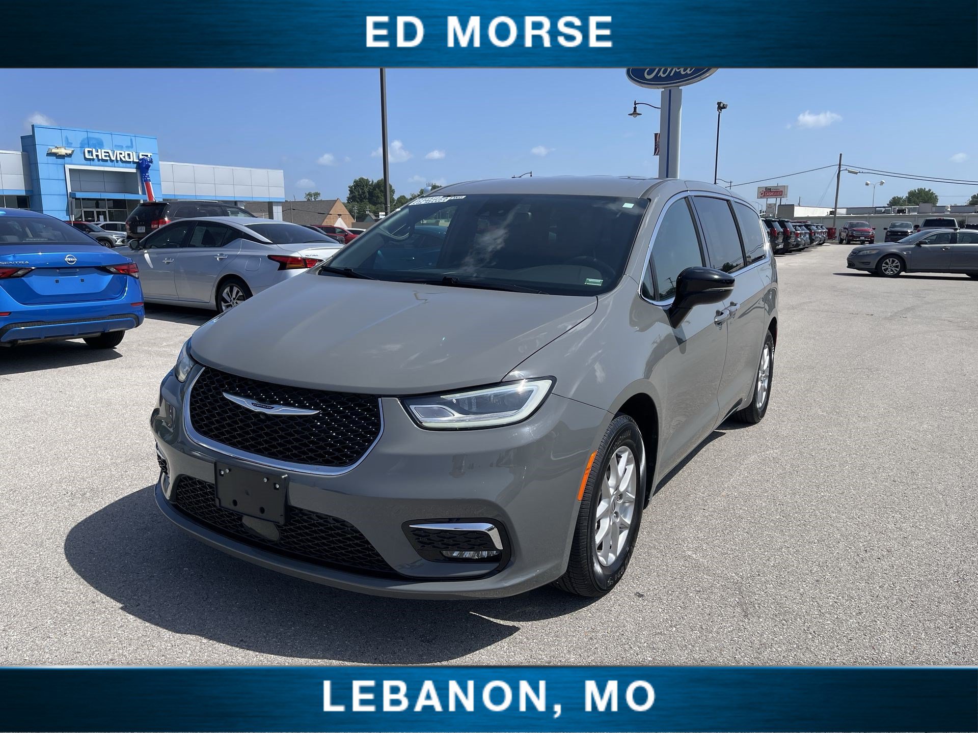 Used 2025 Chrysler Pacifica Select FWD image 1