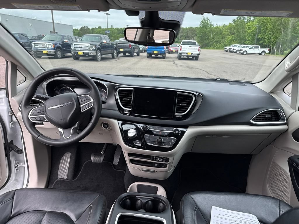 Used 2022 Chrysler Pacifica Touring-L FWD image 17