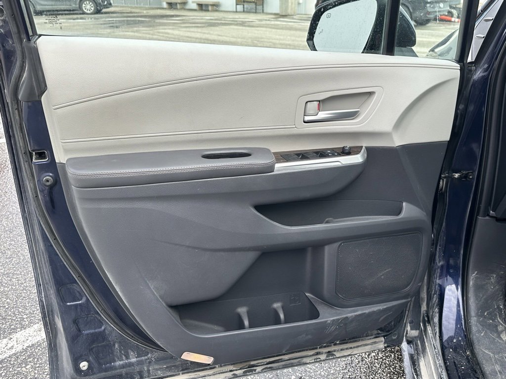 Used 2021 Toyota Sienna XLE image 10