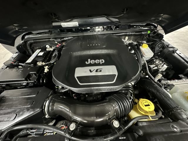 Used 2018 Jeep Wrangler Sahara w/ Connectivity Group AWD/4WD image 22