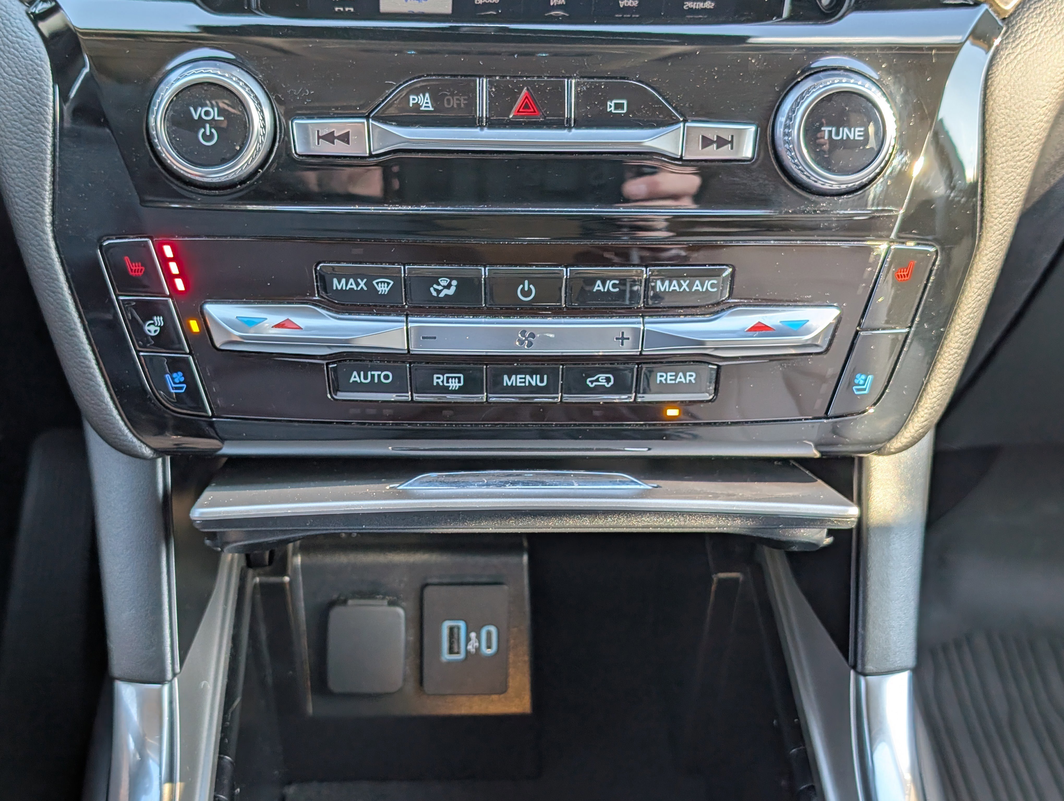 Certified 2023 Ford Explorer Limited w/ Limited Technology Package image 32