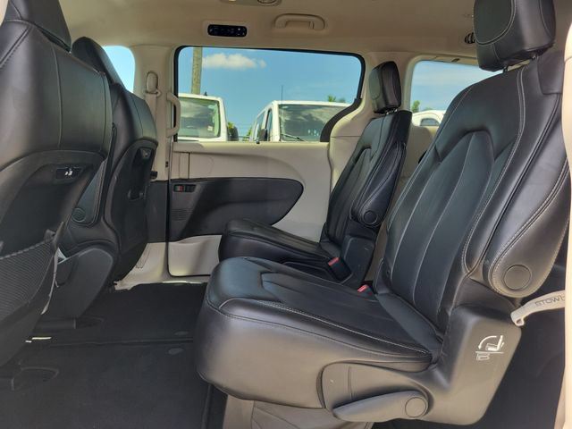 Used 2023 Chrysler Pacifica Touring-L FWD image 13