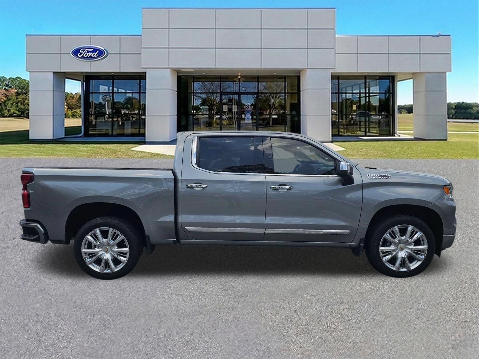 Used 2024 Chevrolet Silverado 1500 High Country w/ Technology Package AWD/4WD image 3