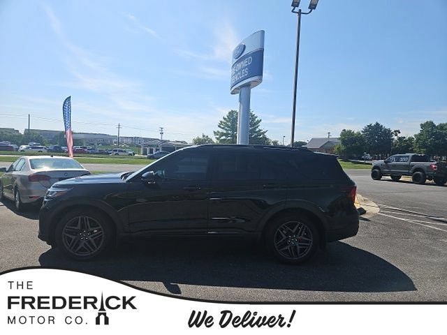 Certified 2025 Ford Explorer ST AWD/4WD image 1