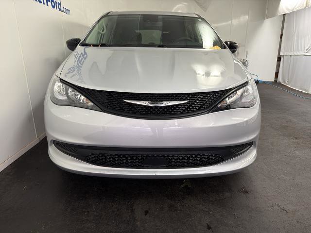 Used 2024 Chrysler Voyager LX image 5