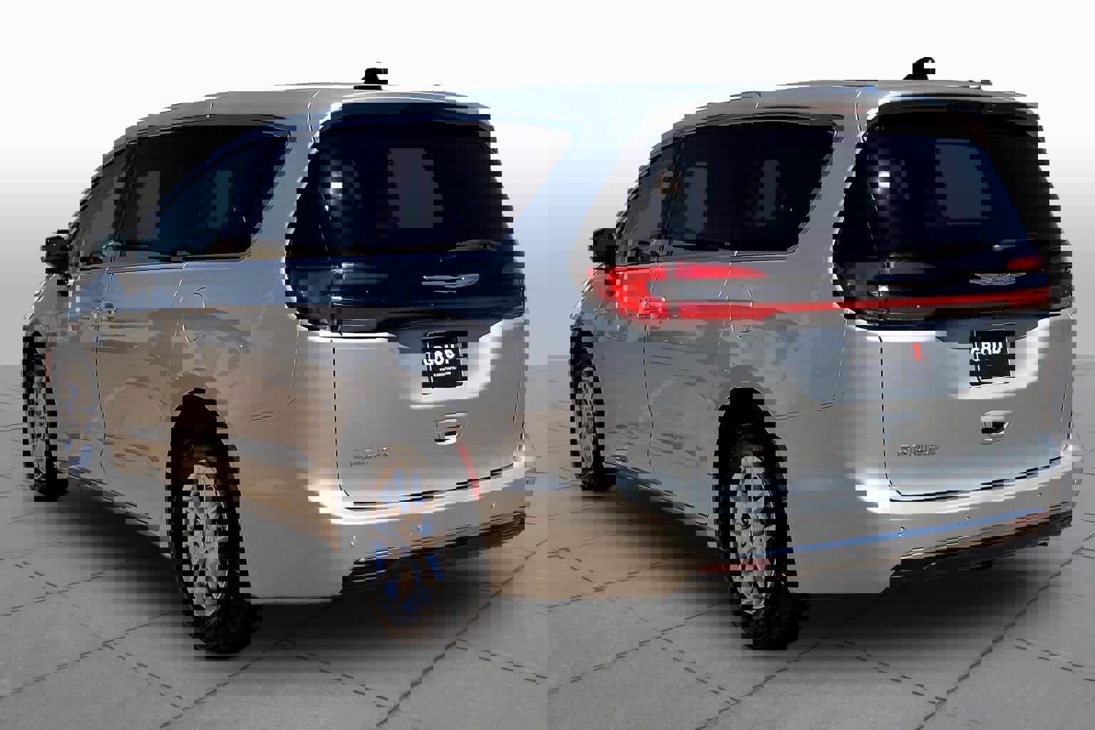 Used 2024 Chrysler Pacifica Touring-L image 4