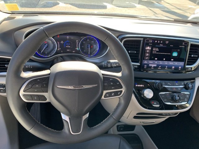 Used 2024 Chrysler Pacifica Touring-L image 12