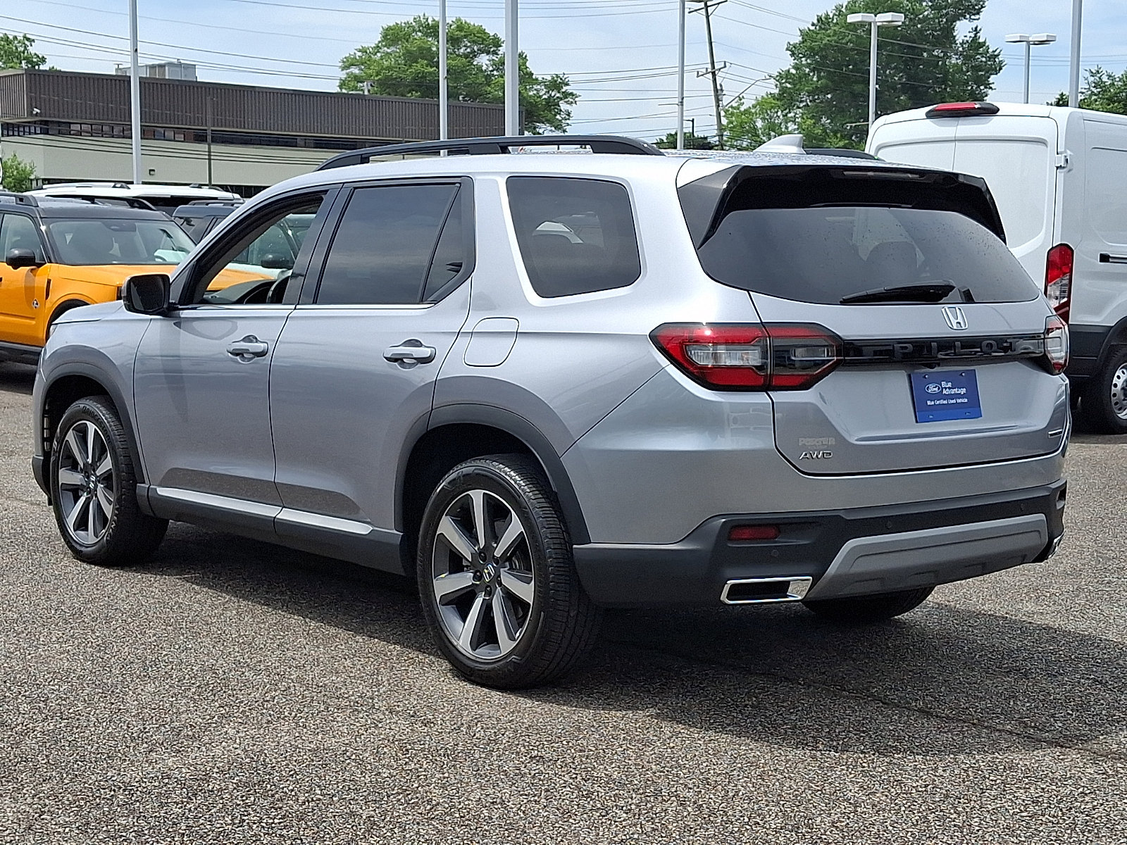 Used 2025 Honda Pilot Touring image 7