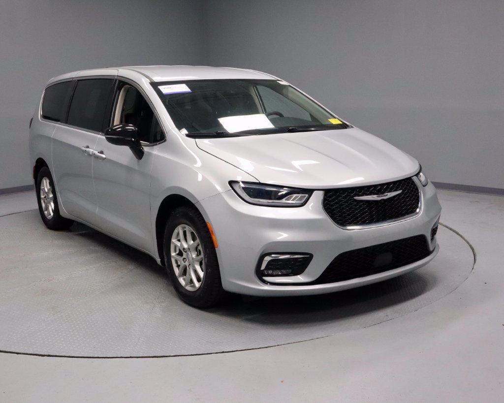 Used 2024 Chrysler Pacifica Touring-L FWD image 1
