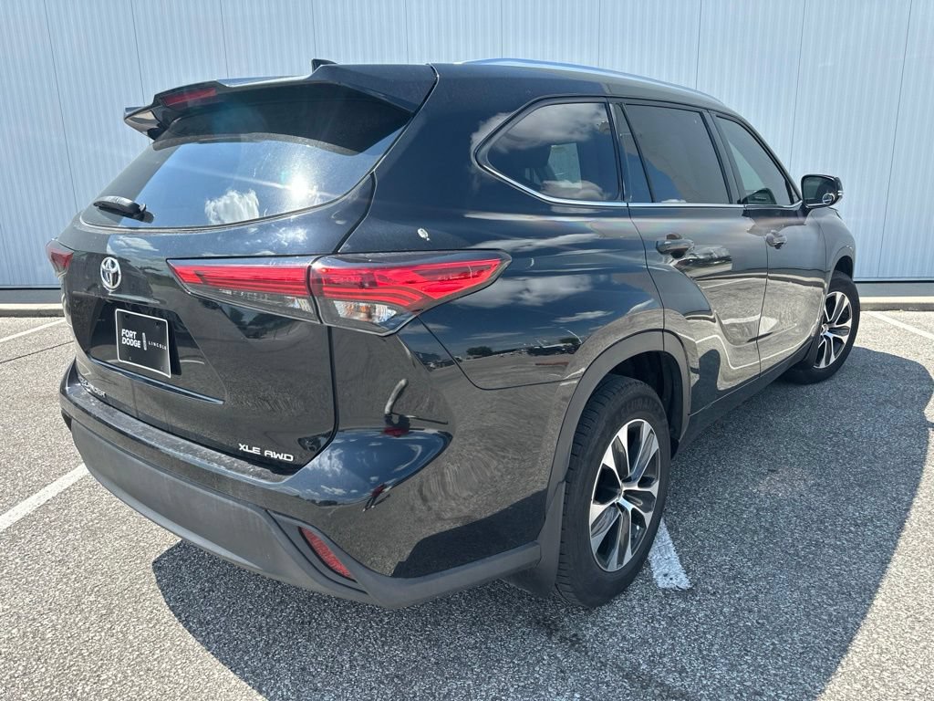 Used 2021 Toyota Highlander XLE AWD/4WD image 7