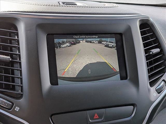 Used 2019 Jeep Cherokee Latitude w/ Cold Weather Group AWD/4WD image 14