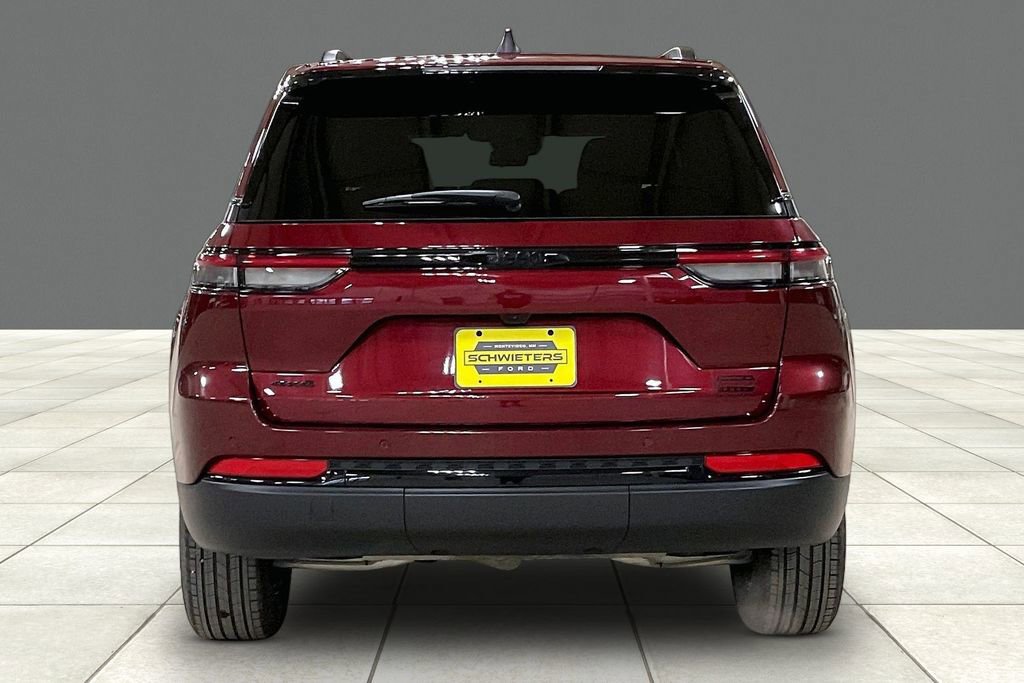 Used 2025 Jeep Grand Cherokee Altitude AWD/4WD image 4