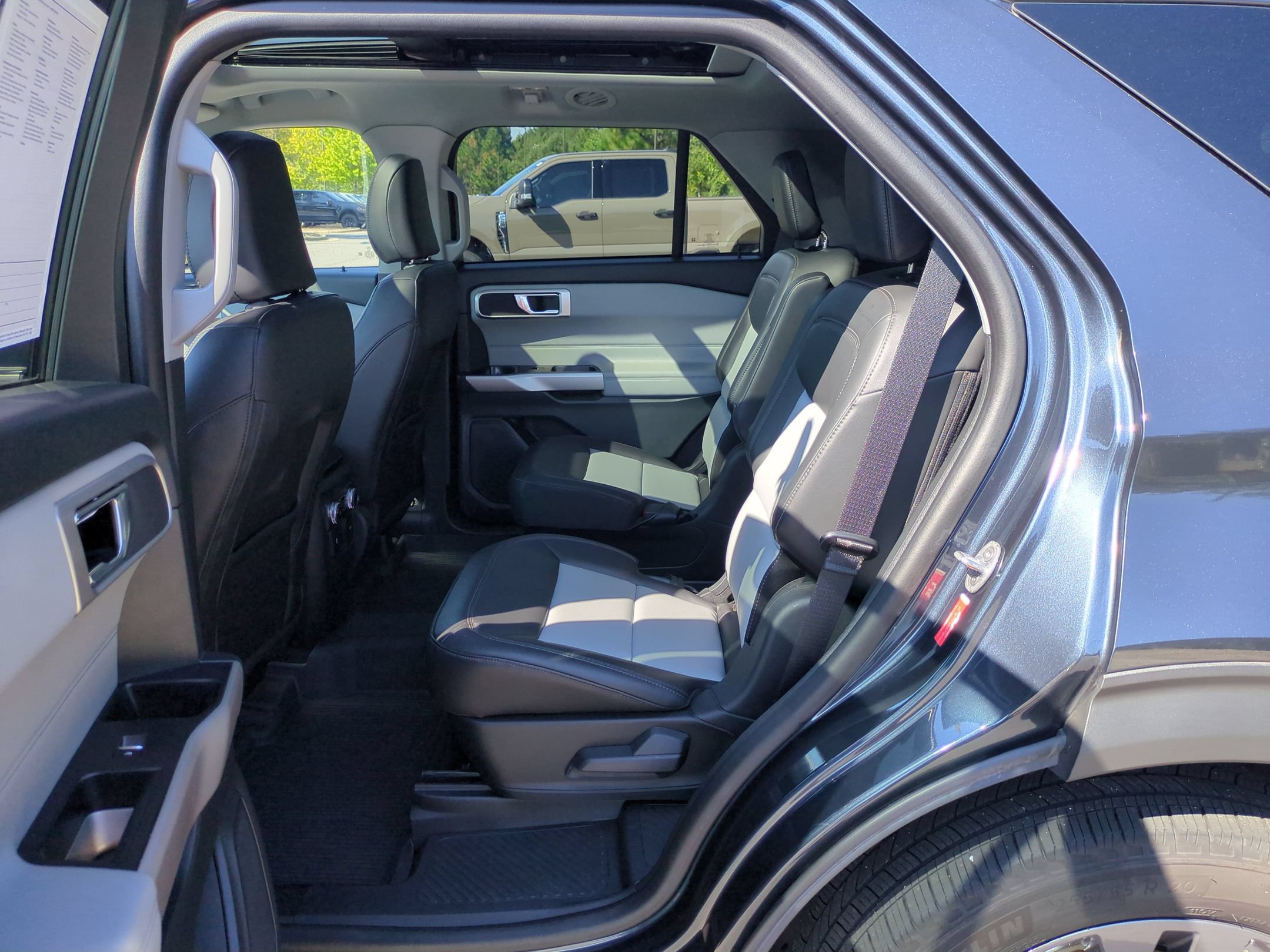 Certified 2024 Ford Explorer XLT w/ Equipment Group 202A AWD/4WD image 31