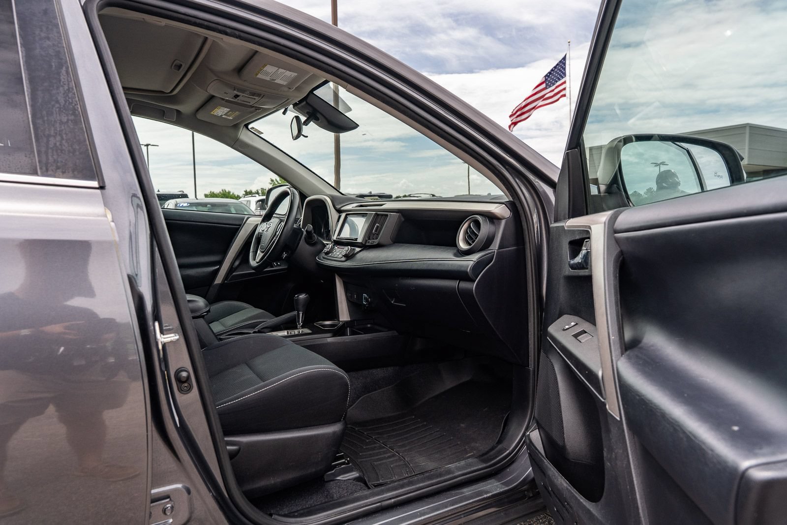 Used 2018 Toyota RAV4 XLE w/ Plus Extra Value Package FWD image 11