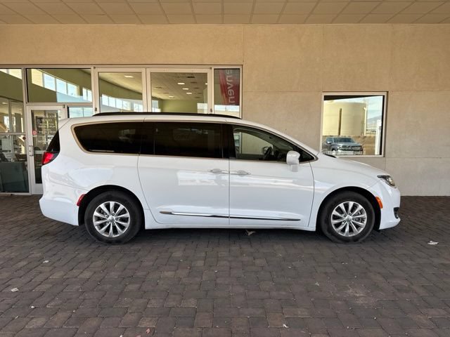 Used 2017 Chrysler Pacifica Touring-L FWD image 5