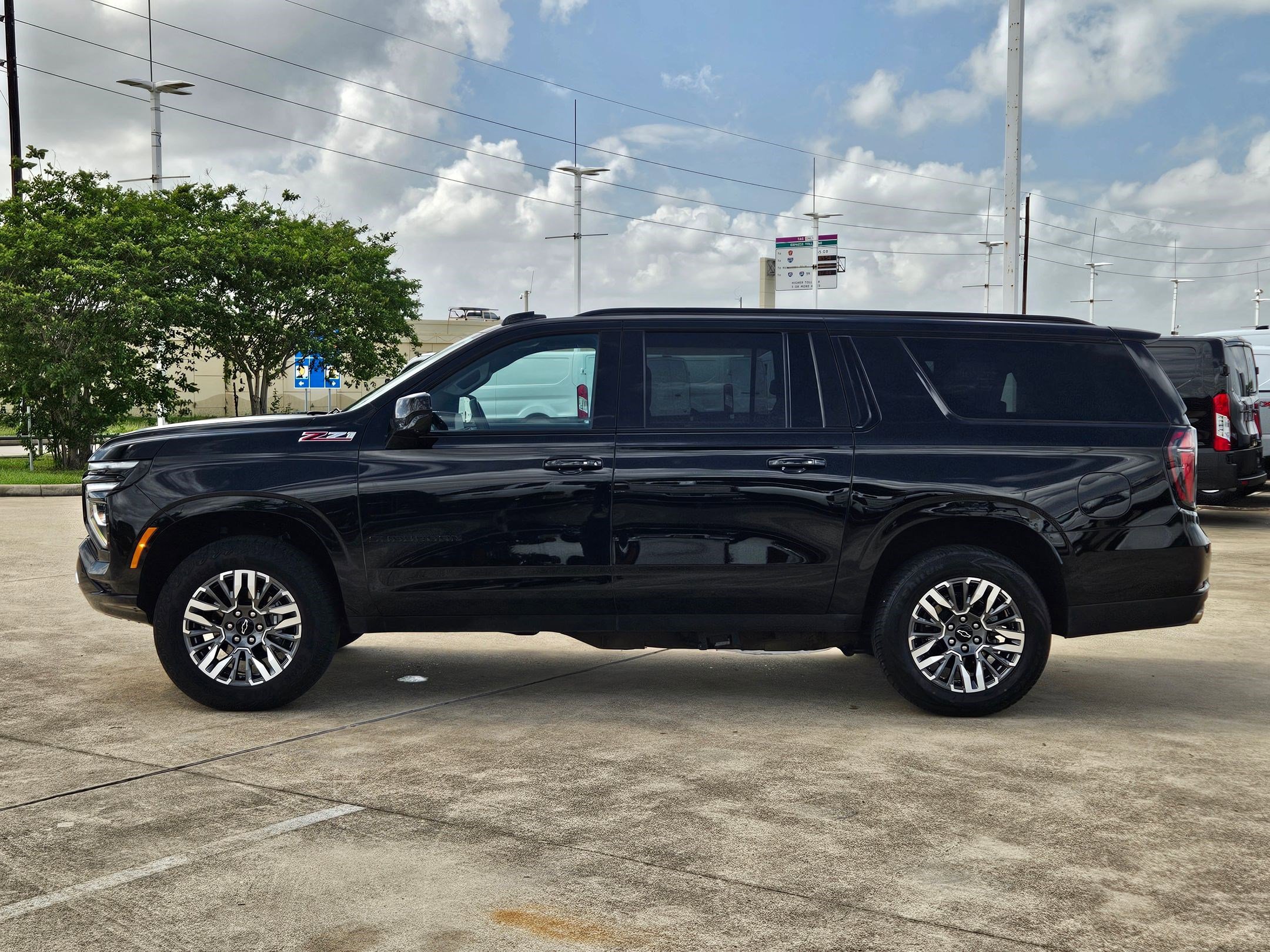 Used 2025 Chevrolet Suburban Z71 AWD/4WD image 9